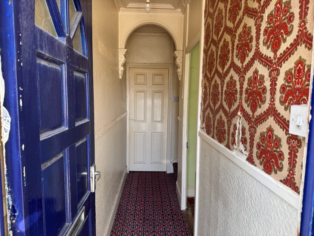 Lot: 185 - TERRACE HOUSE FOR IMPROVEMENT - Entrance hall